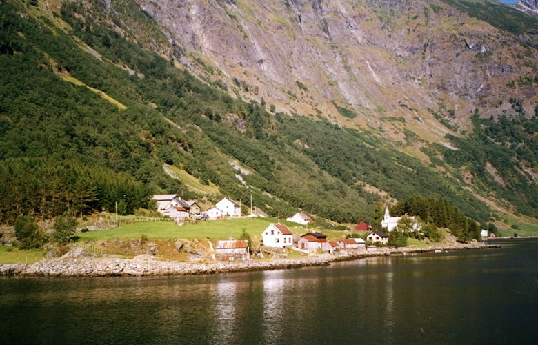 Bakka, seen towards the north. To the left is holding #2, whereas holdings # 1, 4, and 5 are located further back. Down by the fjord lived crofters and sea crofters.