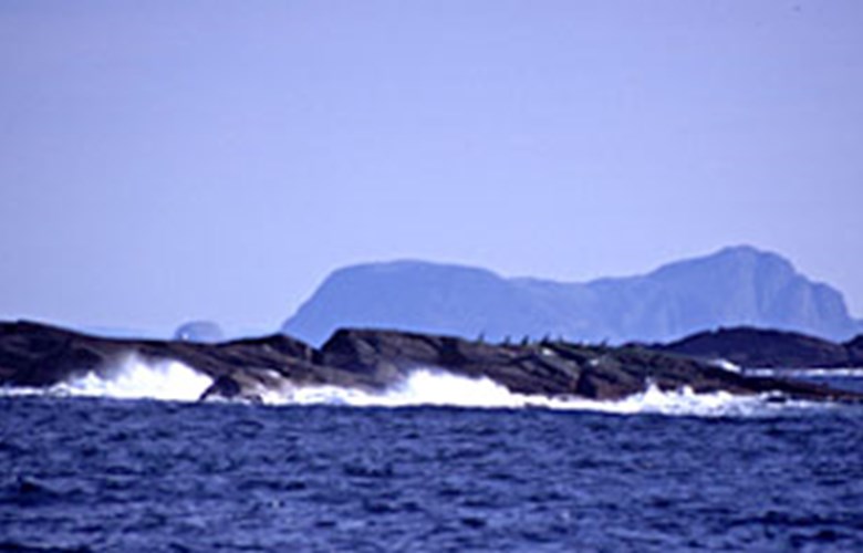 Alden seen from Straumsfjorden. Alden was much used as navigation point for a "méd". At a distance and seen from the west, Alden looks like a pulled up boat.
