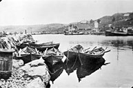 A day of rest also for the rowboats, which have transported the congregation to Sunday church service at Hersvik. Lines, nets, etc. have been taken ashore for the weekend. These boats have gone long distances to and from ocean "méd" and "méd" nearer land.