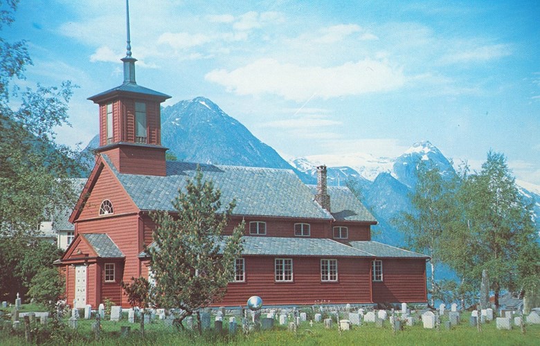 The side aisles along the church were built in 1931, which gave the church a completely new style. The exterior was painted red the following year

