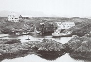 The old residential building and the sea warehouse from 1904 are situated close to the sea in the good and sheltered harbour at Gåsvær.