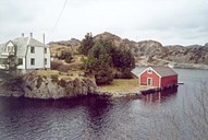 The saltery on Steinsundholmen with the stone jetty. Beside the saltery, there was another big hallway for storing empty barrels. In front is the site for salted herring barrels. A/S Salteriet Stensund c/o Bratland was the last to salt herring there, and the islet was sold to the family Gåsvær in 1936.