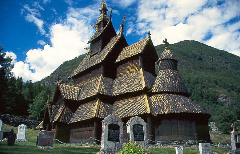 It is no wonder that hordes of tourists travelling along the valley make a stop here at this archetypical Norwegian cultural monument. Borgund stave church has an impressive exterior with six different roof sections on top of one another, and frightening dragon heads on each ridge.