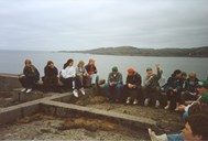 During the peace anniversary in 1995, the pupils of Solund ungdomsskule (lower secondary school) visited the war memorials in Solund. Here on the foundations of the signal station at Tungodden. Across the sea-lane of Ytre Steinsund to the right, Nåra can be seen. The promontory to the left is Trovågsteinen. Toward the south-west: the western part of the Sognesjøen.