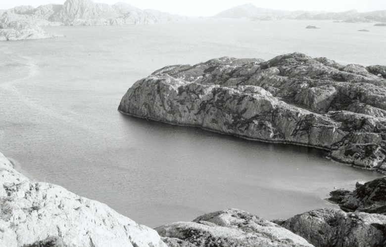 On the west side of the bay of Djupevågen, the motor torpedo boat MTB 435 could sail in and secretly bunker from a well-hidden petrol storage. But on the second trip the bunker work had to be interrupted, and the auxiliary boat escaped in great haste westward as soon as it reached the coast. The MTB 345 slipped into the bay of Djupevågen, but there were only a few jerry cans which they had left on the first trip. Therefore the MTB went to Ospa, where it was detected.<br />
On the picture is the sea-lane of Ytre Steinsund, toward the south.
