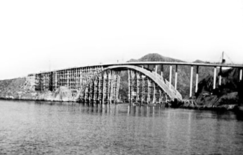 The bridge across Indre Steinsund under construction. The work on the bridge started on 1 March 1963, and the concrete work was finished on 1 November. The company Lau-Eide from Bergen had the contract, but some of the workers were from Solund.