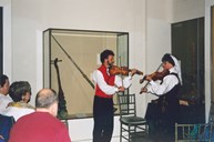 Among Stradivariuses and a large collection of different instruments from around the world, Leikny Aasen and Vidar Underseth give a concert at the Metropolitan Museum of Art in New York.