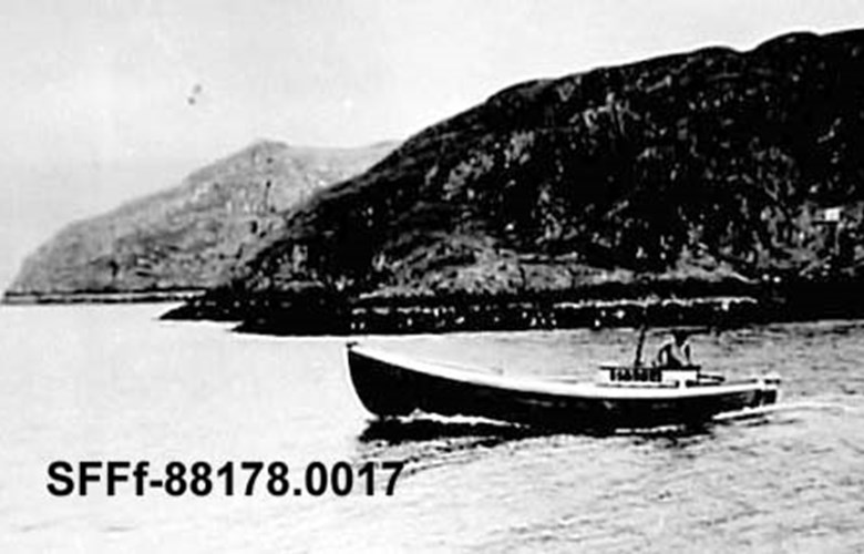 A typical motor vessel for catching small fish. It was in operation at all hours. Karl Storøy is on his way out to the fishing grounds. The boat was built in 1934 with a Saab engine. It was customary to build a poop above the engine, as in this case. In front of the poop was the fish tank with hatches on top. When the valves were opened and seawater rushed into the well, the boat was some 1/3 loaded.
