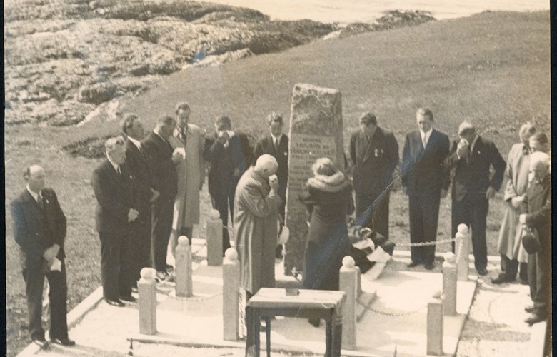 Grief. The parents of Asbjørn and Vemund, Magnus and Maria, at the memorial stone during the unveiling ceremony.