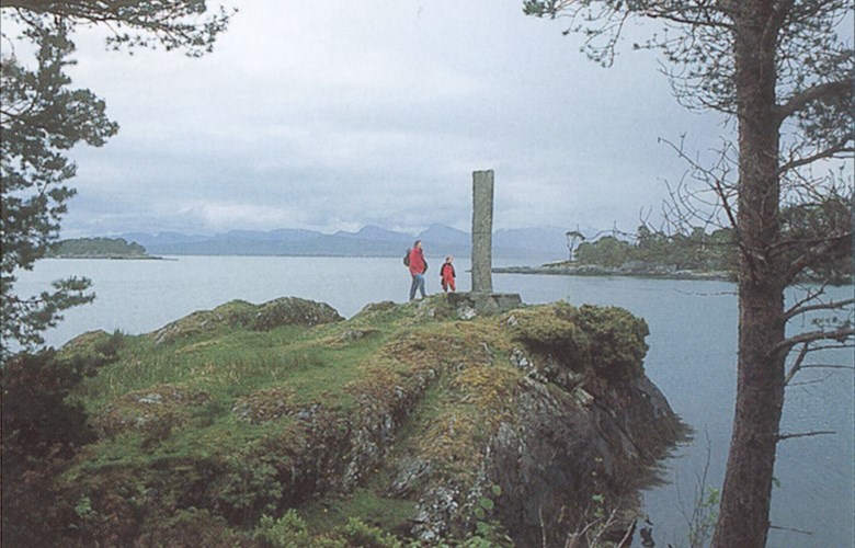 The memorial stone commemorating Ole Torjussen Svanøe and Hans Nielsen Hauge on the island of Svanøy is located on the point of Saltverkneset with a view towards Svanøybukta, Brufjorden and Stavanglandet. 