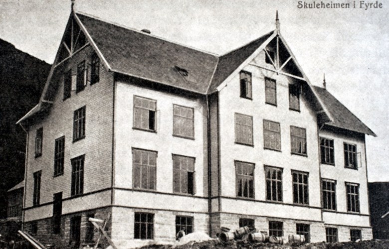 'Søndfjords ungdomsskole' at Solvang in Førde before the fire on 3 September, 1910. The school had from the start in 1902 until 1910 been housed in rented premises at Naustdal. The house was new, and the family Øvrelid had just moved in when disaster struck.