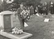 From the unveiling ceremony of the memorial stone on 15 August 1954. Mayor Ludvik Kjellevold at the memorial stone. In the background vicar Johan Vatne.