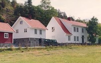 The house at Kjørnes where the Schreuder family lived in the years up to 1832. The picture was taken in 1992, the same year as mission friends placed a plaque commemorating the missionary at the front of the house.