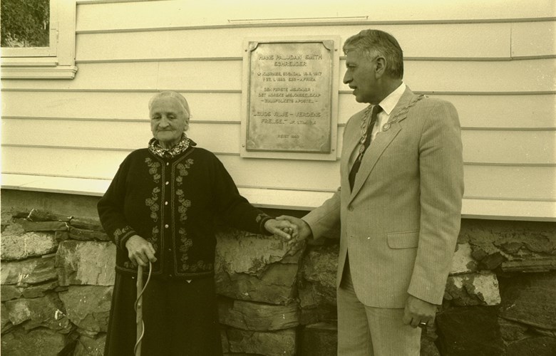The memorial plaque was unveiled in connection with the Schreuder jubilee in 1992. The plaque was unveiled by the mayor, Trygve Bjørk in a simple ceremony on Sunday, 6 September, 1992. The plaque has the same inscription as the memorial stone at the Stedje church:<br />

