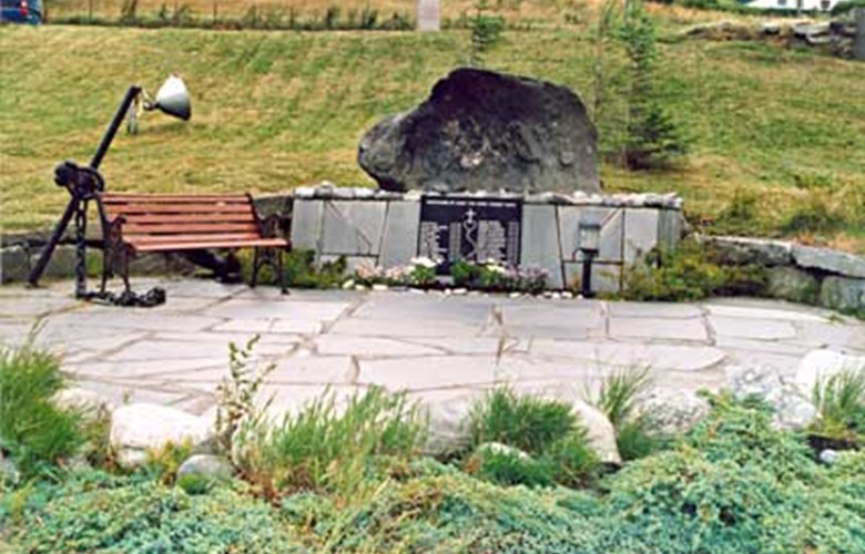 The fishermen monument at Nord-Vågsøy church, unveiled in the autumn of 1998.