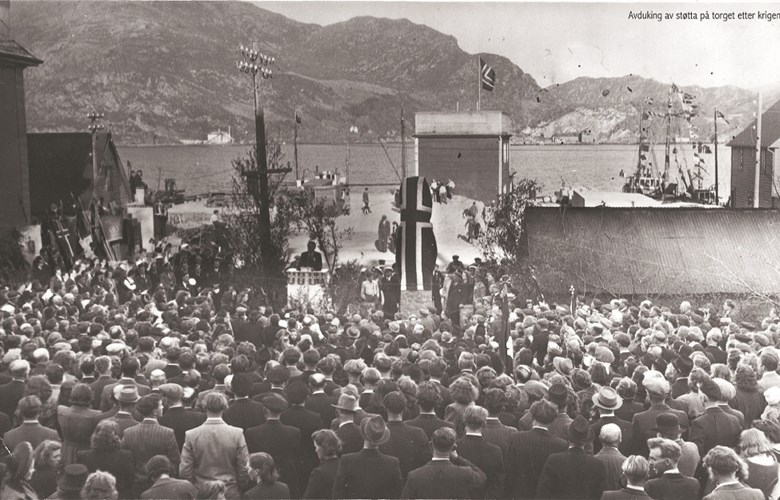 From the unveiling ceremony on 17 May 1946. The statue is covered in a flag and the podium is decorated with birch branches.