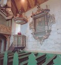 The pulpit in the Kinna church dates from the early 1700s. The epitaph, the large picture on the wall, shows Absalon Absalonsen, son of Absalon Pedersen Beyer and Anne Pedersdotter.