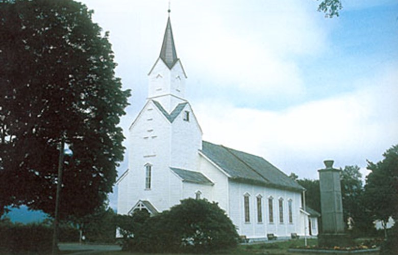 Florø church is a big church built in simple, but elegant lines with a high nave. On either side wall there are five big windows with pointed gables.