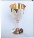Both the chalice and the dish are made in silver, and have previously been used in Bru church on the island of Svanøy. The picture shows the chalice.
