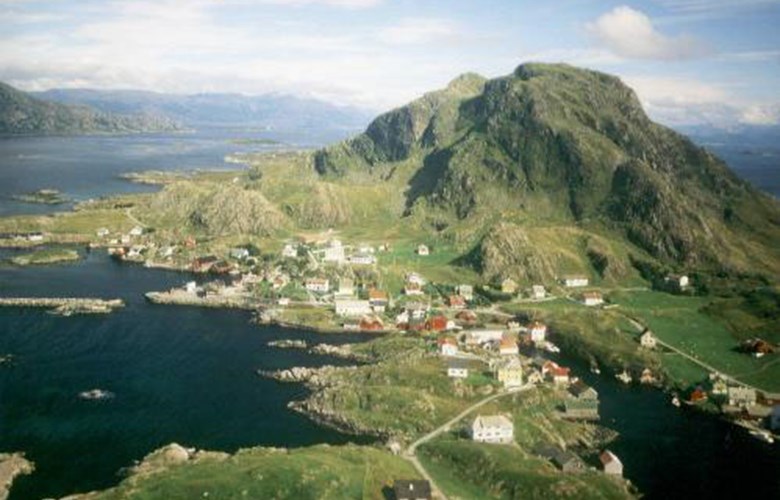 Rognaldsvåg is located in the westernmost part on the island of Reksta. The place is viewed from the west. In the background the mainland can be seen.