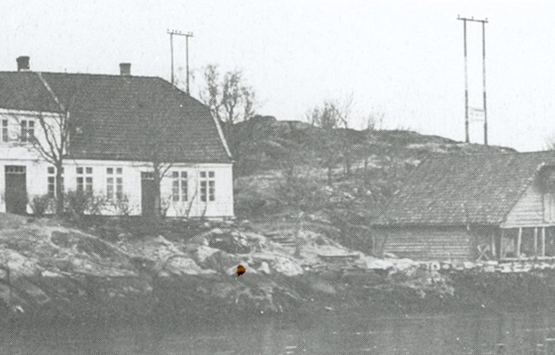 The old inn building has an idyllic and strategic location by the deep and safe strait of Furesundet. 