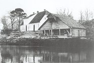 In the late 19th century, there was a two-storey sea warehouse on the site of the present one-storey sea warehouse.