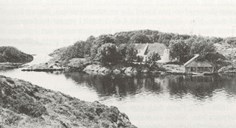 Furesund is located on the eastern side of Furøy by the strait that separated this island from Ausa. An inn has been kept there since the 17th century. At the extreme left, is the islet of Nitterholmen, also called Grisholmen.