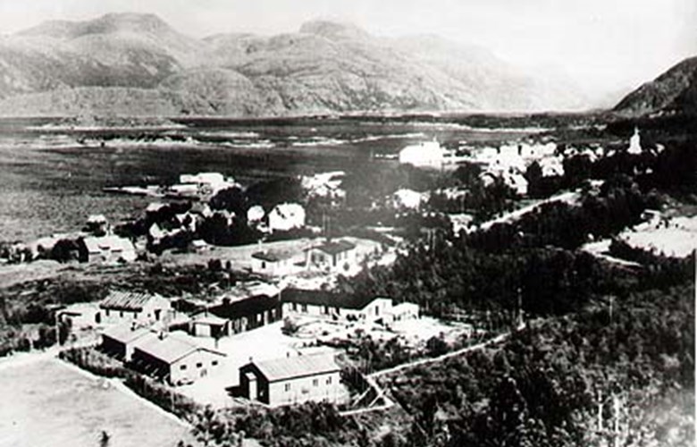 The camp for Russian POWs, probably just after the war in 1945. The picture is taken from Storåsen in the direction of Florø city, and to the extreme right we can see part of the sports grounds and the church belfry. Florahallen is today located nearly on the same site as the camp.