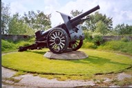 Two of the guns from the coastal fort at Havreneset remain, and the municipality will take care of these. The picture shows the gun that was cleaned and painted in 1995.