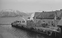 Throughout the years, Florø has been one of the most important ports in the county for Fylkesbaatane. A wide range of goods and commodities have been handled at this quay. This picture shows Fylkeskaia on a March day in 1965. Fodder for the animals on the islands is about to be loaded.