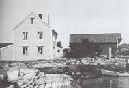 From 1835 to 1839 Børholmen was a court site for Gulen, but the location proved to be inconvenient. To the left in the picture we can see the court house at Børholmen. It was torn down in the 1990s. To the right of this building is the sea warehouse. It is said that a bigger trade warehouse was formerly located down by the sea. 