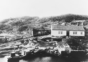 The inn of Glavær. To the left a "cooking house" for travelling farmers, in the centre "Bondestova" with a general store, to the right the residence , and in the background an outhouse and a barn.