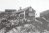 "Bondestova" and "eldhuset" (a house mostly used for baking and washing clothes) were moved to "De Heibergske Samlinger - Sogn Folkemuseum" at Kaupanger in 1930.