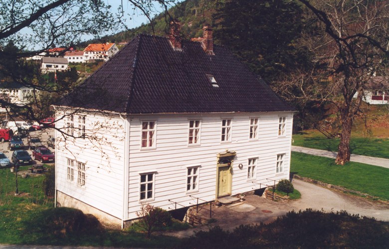 From this house dean Dahl managed the Eivindvik parish and the Eivindvik vicarage. The energetic efforts of the dean turned the parish into something of a welfare society, and the vicarage into a model farm. In 2002, there is a library on the ground floor and exhibitions rooms on the upper floor.