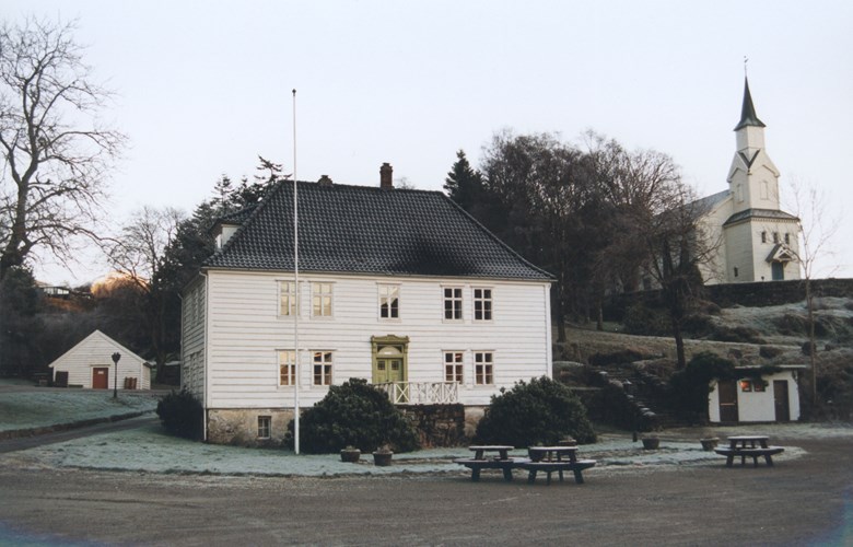 "Herresalen", the residence that dean Dahl built for himself and his wife Hylleborg, is located just below the Eivindvik church.