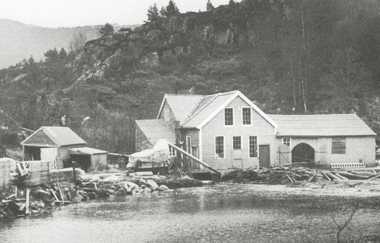 The clog factory in the small and narrow bay of Selvågen is located where the waterfall from the lake of Selvågsvatnet flows out into the bay. From 1900 to 1952 the name was "Bergens Træskofabrik", but then changed its name to "Sellevåg Treskofabrikk".