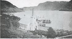 Sør-Vågsøy church at Sætenes in Måløy on the day of consecration, 5 September, 1907. More than 1000 people turned up for the occasion. Bishop Erichsen consecrated the church. A belfry was installed on the churchyard.