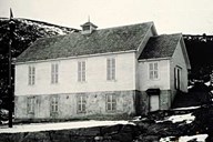 The picture shows the old village hall of Bygdetunet at Bryggja. The village hall was built in 1935 and was torn down in 1993.