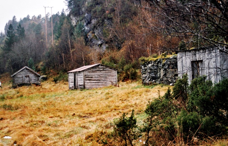 Kleivane is located close to one kilometre on the way from Totland to Fagerli. Between the two wooden buildings to the right, we can see the stonewalls of an older "gardfjøs". The "gardfjøs" to the left has a door with bear protection. 