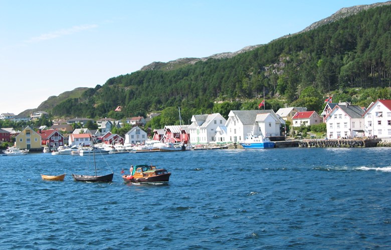 There are many warehouses and boathouses lining the bay of Kalvåg. They show that this used to be an important harbour for trading fish. Nowadays many of the warehouses are used as accommodation for tourists.