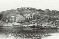 The shack called Utvikstova was located on Geitholmen itself and was the last to be sold. In 1946, people at Liset bought the shack and used the material to build a sea warehouse. The cottage had been used as a fisherman shack until 1918-1919.