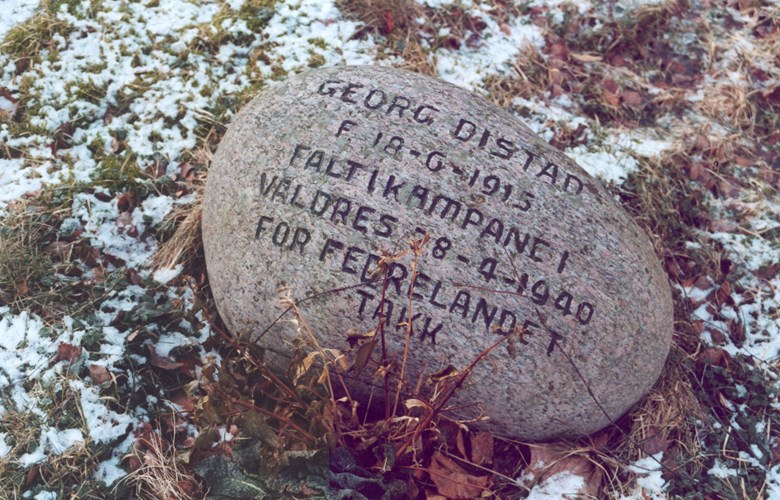 The memorial stone on Georg Distad's grave on the churchyard in Fjærland.