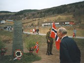In 1995, a memorial stone was raised in Aurdal to commemorate those who were killed in action there. It is Hans Distad, Georg's brother, who is standing by the memorial. In addition to the name of Georg Distad, we see the names of four others from the county of Sogn og Fjordane: Per G. Faleide, Innvik, Olav N. Hjelle, Nordfjordeid, Aksel Midtkandal, Gloppen and Halvdan O. F. Sæla, Naustdal.
