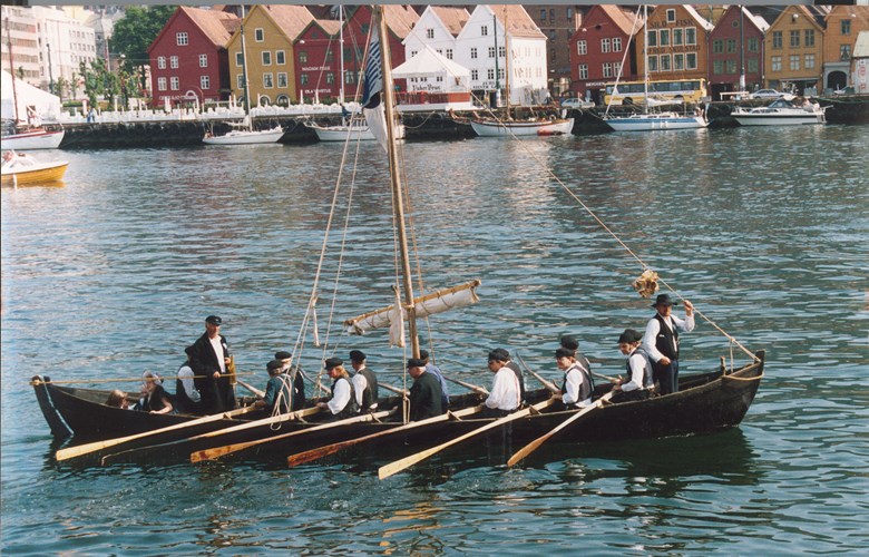 The coastal society "Over stokk og stein" in the Bergen harbour with "Knut".