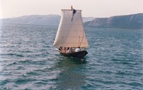 "Knut" with all sails set on Frøysjøen.