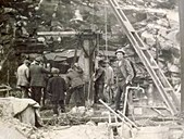 In the picture we see a work gang about to make a distribution reservoir during the power construction. The crane in the picture was also used during the construction of the quay.