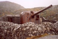 This Russian 13 cm ship cannon model 1940 is still standing at Tangane.