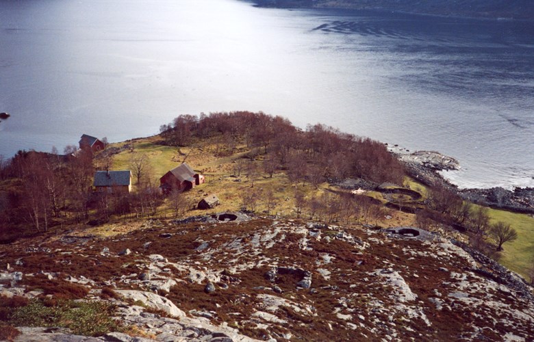 Ospeneset at the entrance to the Gulen fjords. To the left, the farmhouse used by the German battery commander. To the right, one of the three gun positions.