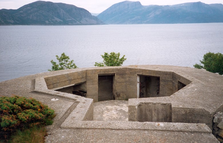 Position for German 20mm Flak 38 anti-aircraft gun at the top of the hill Gottrahaugen. We see across the waters of Frøysjøen to Ospeneset where there also were gun positions.