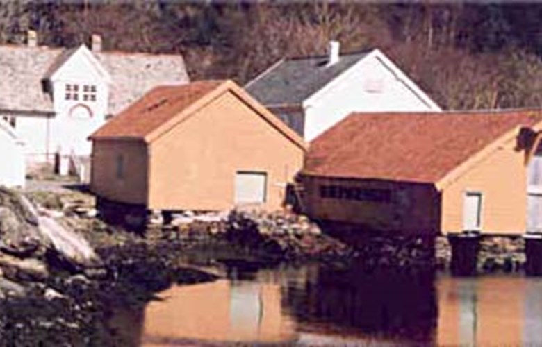The old trading post of Vågsberget is located in the municipality of Vågsøy, on the south side of the island of Vågsøya. The picture shows from left to right: the 'eldhus', the main residence, the shop, the servants' quarters (the inn), and the warehouse. Additional buildings are a storage house and an outbuilding.
